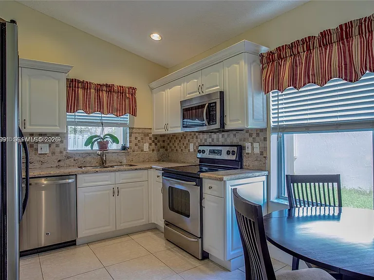614 Stanton Ln — Photo 5