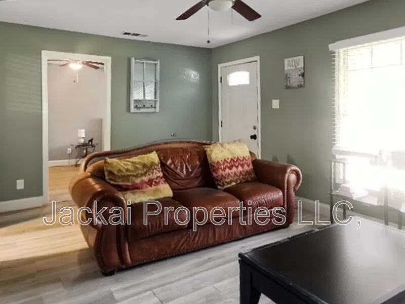 1 bed, 1.0 bath, $325 — Photo 3
