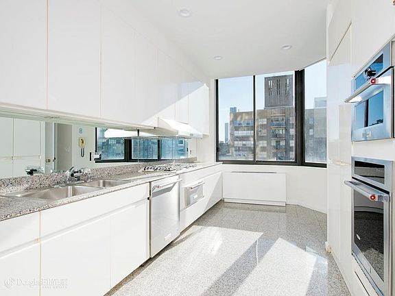 4th image of 200-210 E 65th St #27W