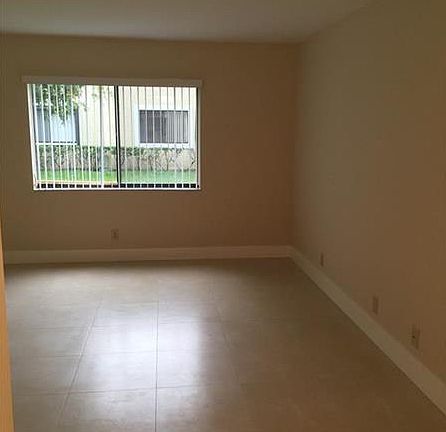 3rd image of 430 Lakeview Dr APT 104
