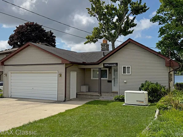 10171 Lakeside Dr, White Lake, MI 48386