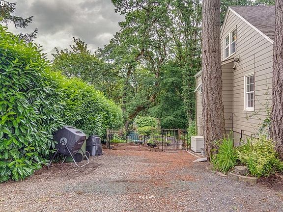 3rd image of 628 Riverview Dr NW