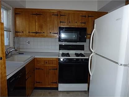 2nd image of 15 Lenox Ct APT 907
