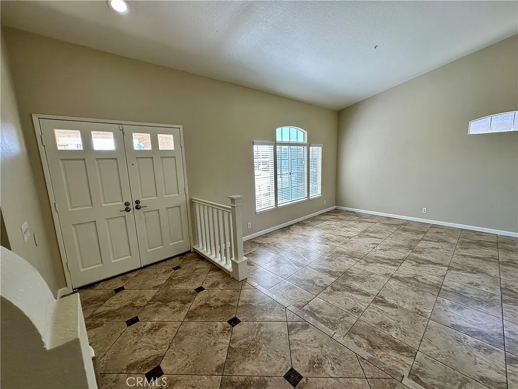 5 bed, 2055 sqft, $3,995 — Photo 2