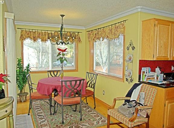 Kitchen eating nook 