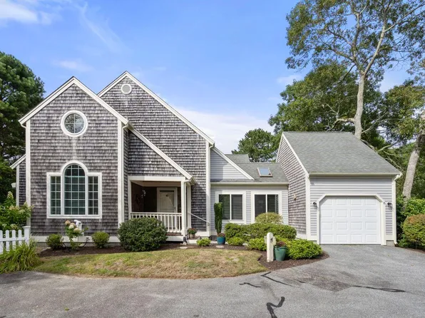 8 Gold Leaf Lane, Mashpee, MA 02649