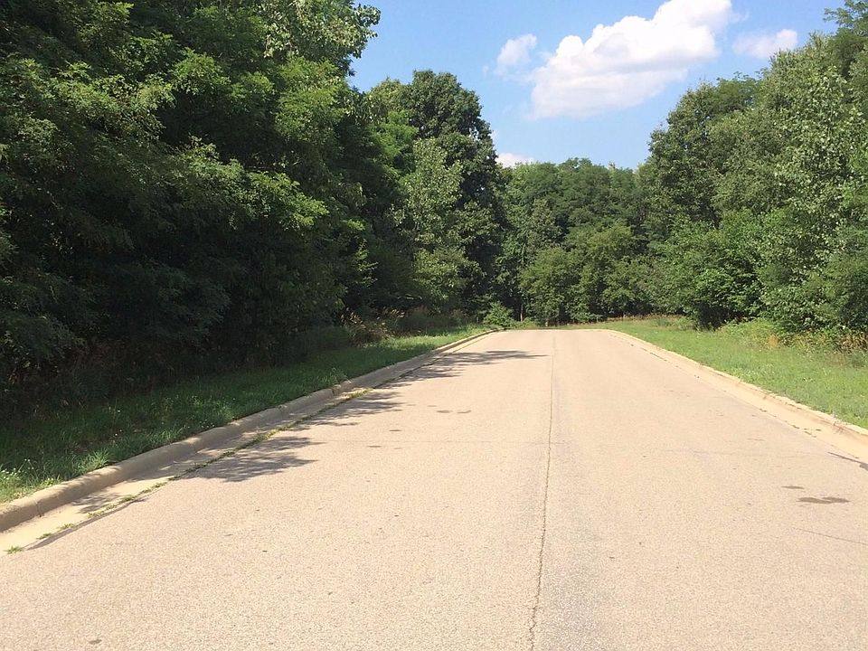 2nd image of 511 Emerald Glen Dr