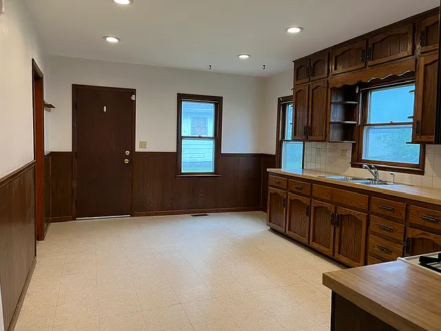 Large eat in kitchen