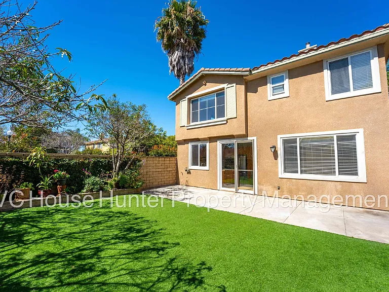 708 Entrada Dr — Photo 4