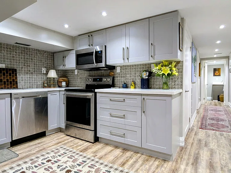 23 Howland Rd — Photo 2