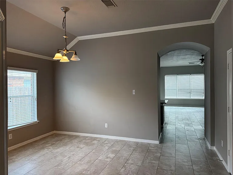 16126 Saxon Hollow Ln — Photo 2