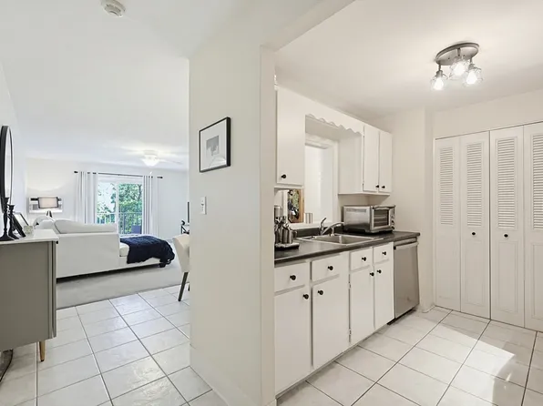 46 Greentree Ln APT 47, Weymouth, MA 02190
