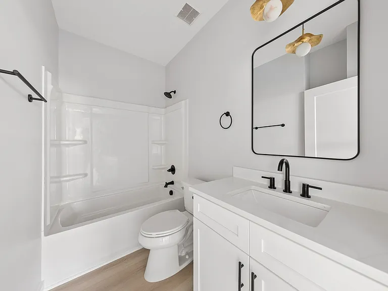 517 E 8th St #1 — Photo 17