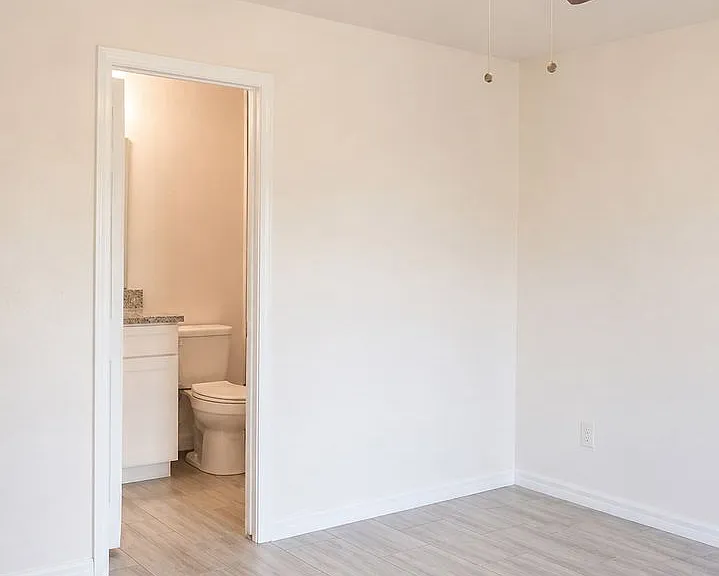517 NE 24th Pl — Photo 11
