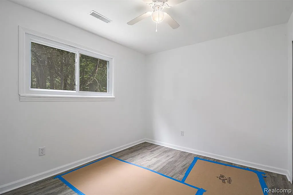 3 bed, 918 sqft, $1,300 — Photo 4