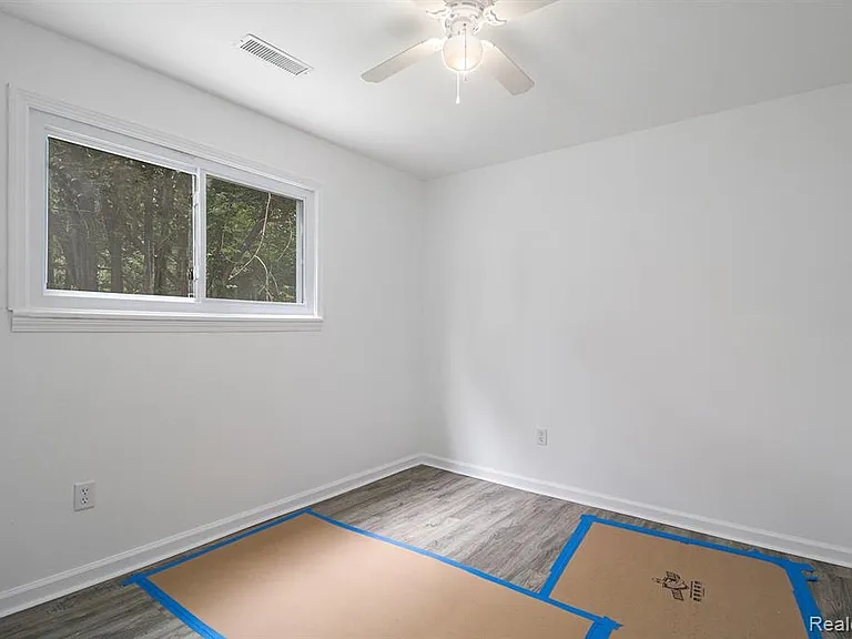 15835 Burgess St — Photo 4