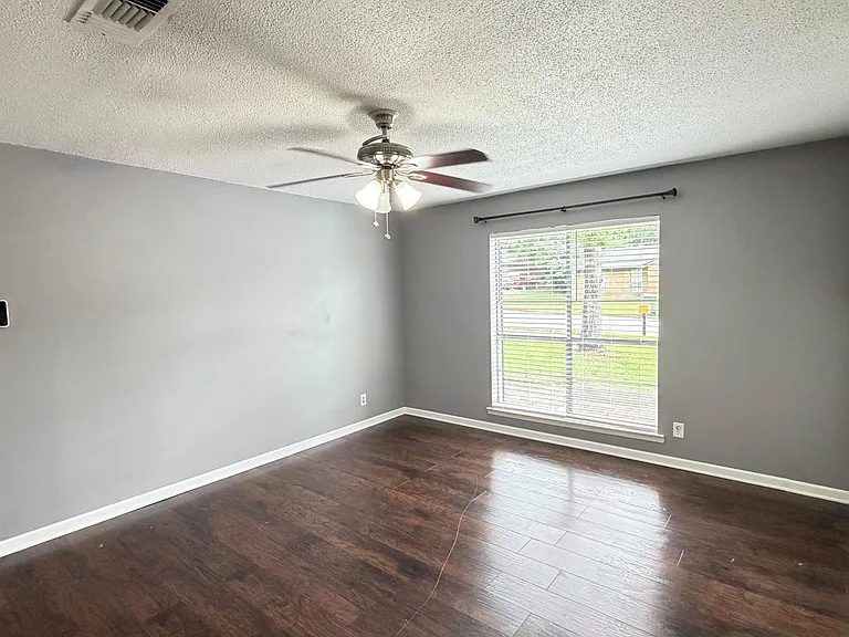 728 Amity Ln — Photo 17