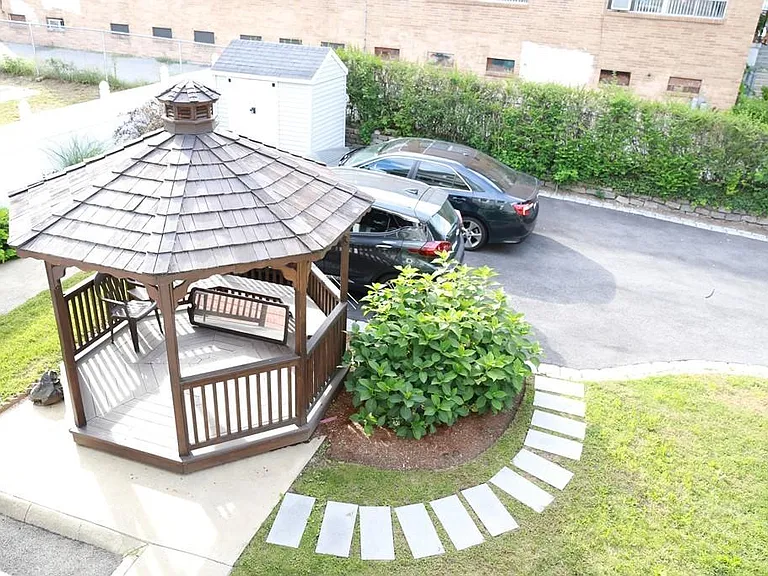 40 Evergreen Ave #1ONE — Photo 16