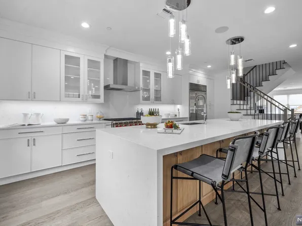 110 Mason Ct #1E, Haworth, NJ 07641