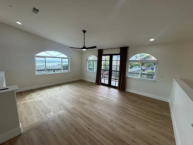 1047 Sangamon Ave — Photo 8
