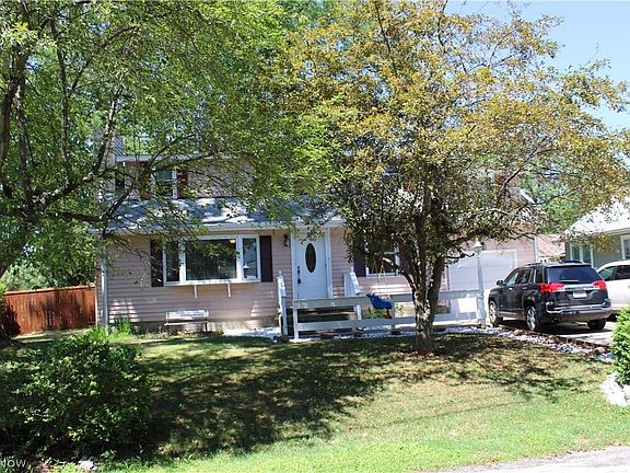 3rd image of 35923 Portage Dr