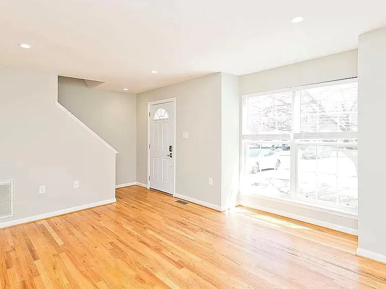 215 Stratford Dr — Photo 5