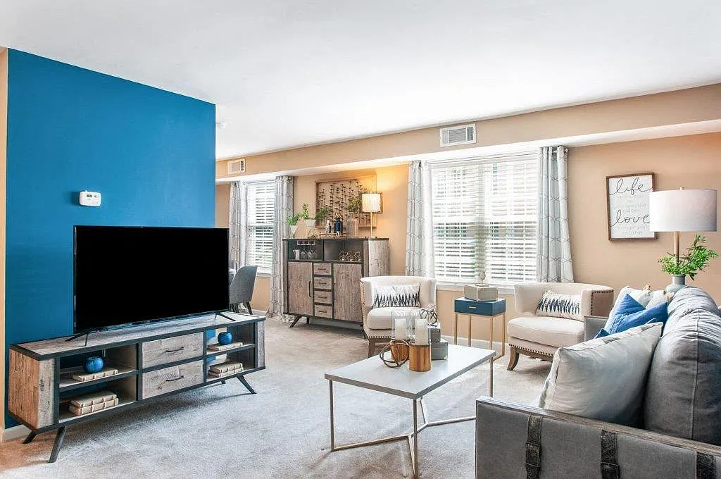 Montgomery Manor Apartments & Townhomes — Photo 4