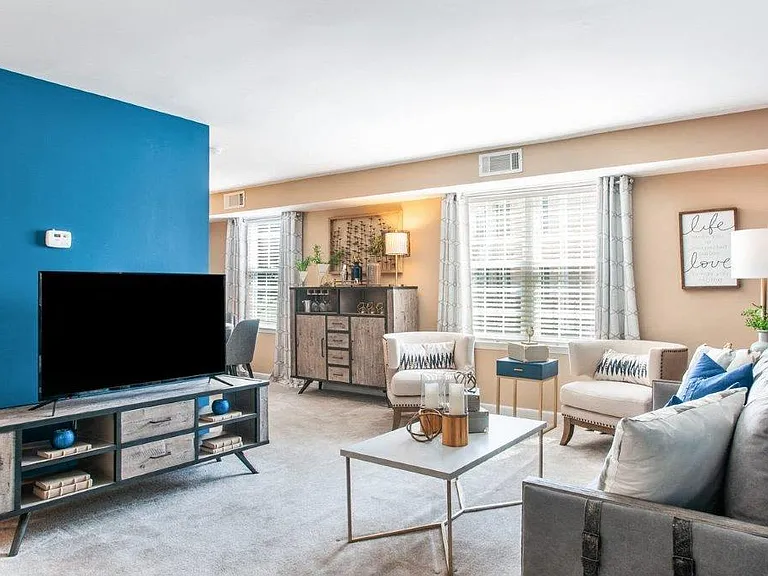 Montgomery Manor Apartments & Townhomes — Photo 4
