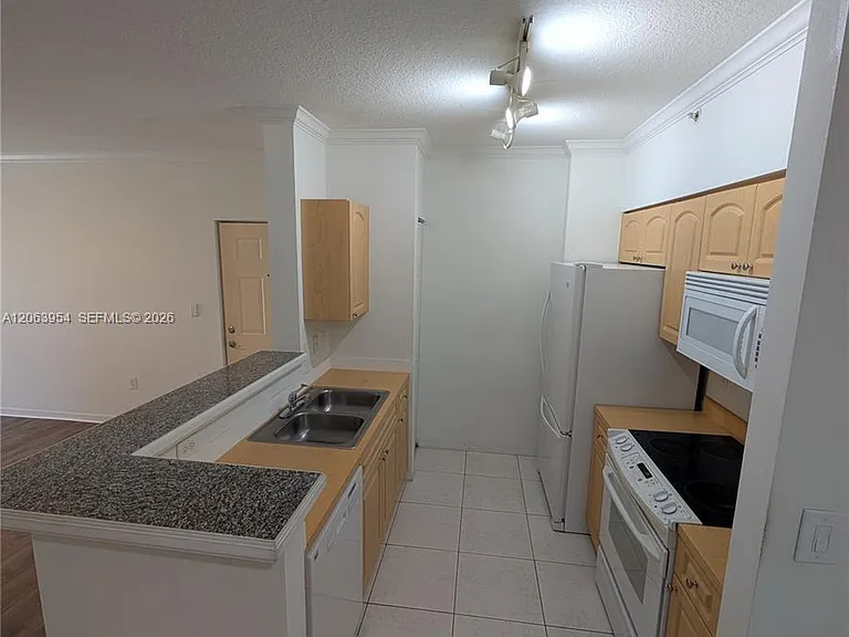 6831 SW 44th St #203 — Photo 6