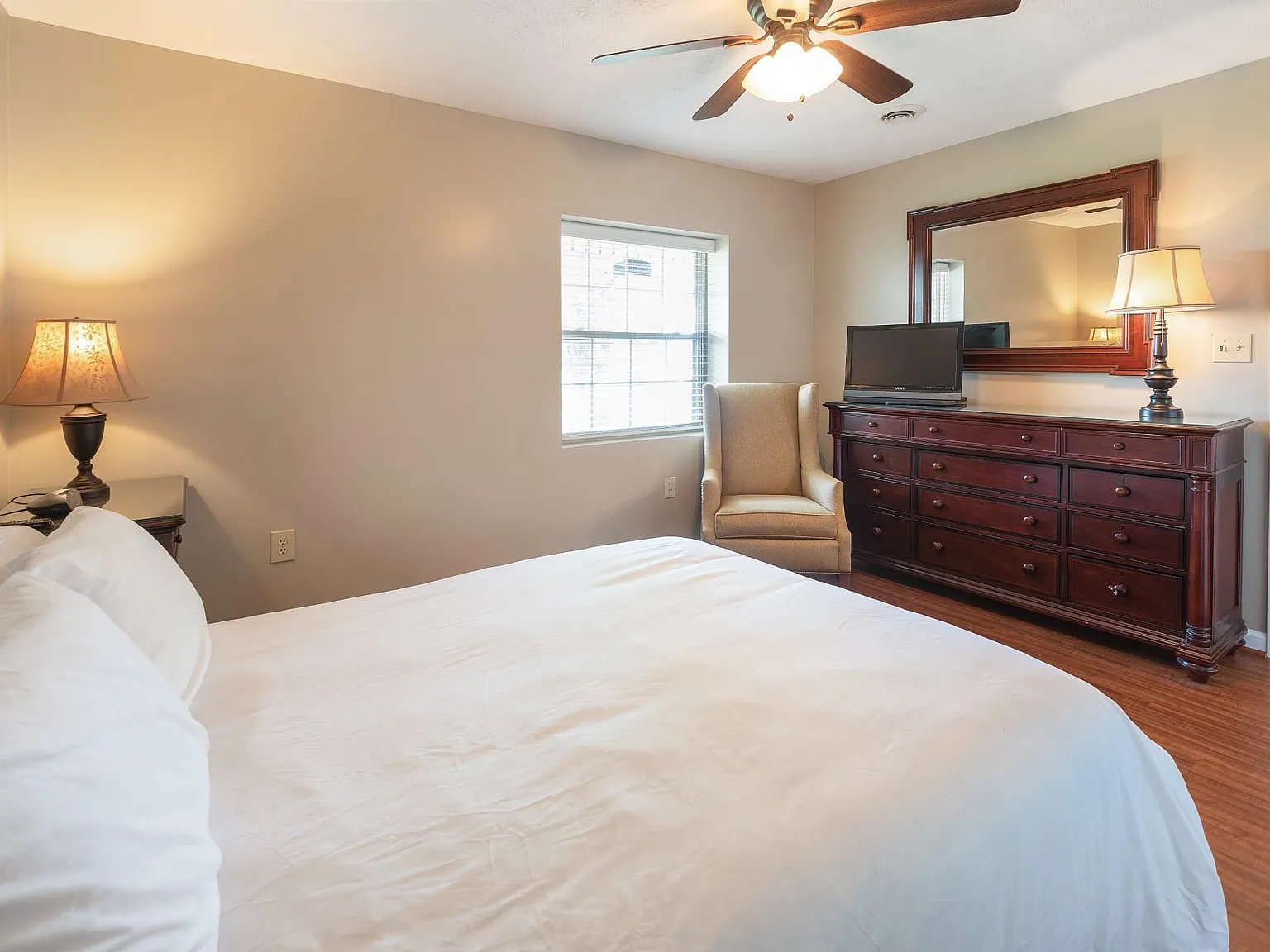 12 bed, 8430 sqft, $2,550 — Photo 4