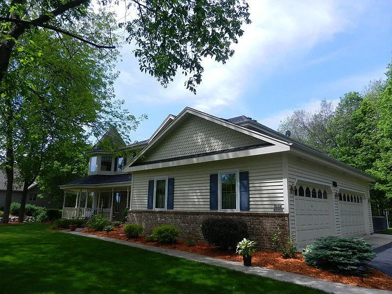 W224N7465 Wooded Hills Dr photo 1