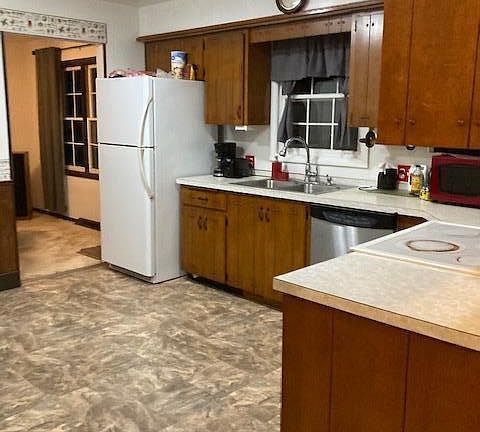 2nd image of 1121 Camelot Dr