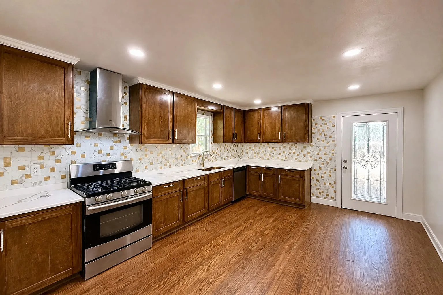 2 bed, 1.5 bath, 902 sqft, $1,750 — Photo 4