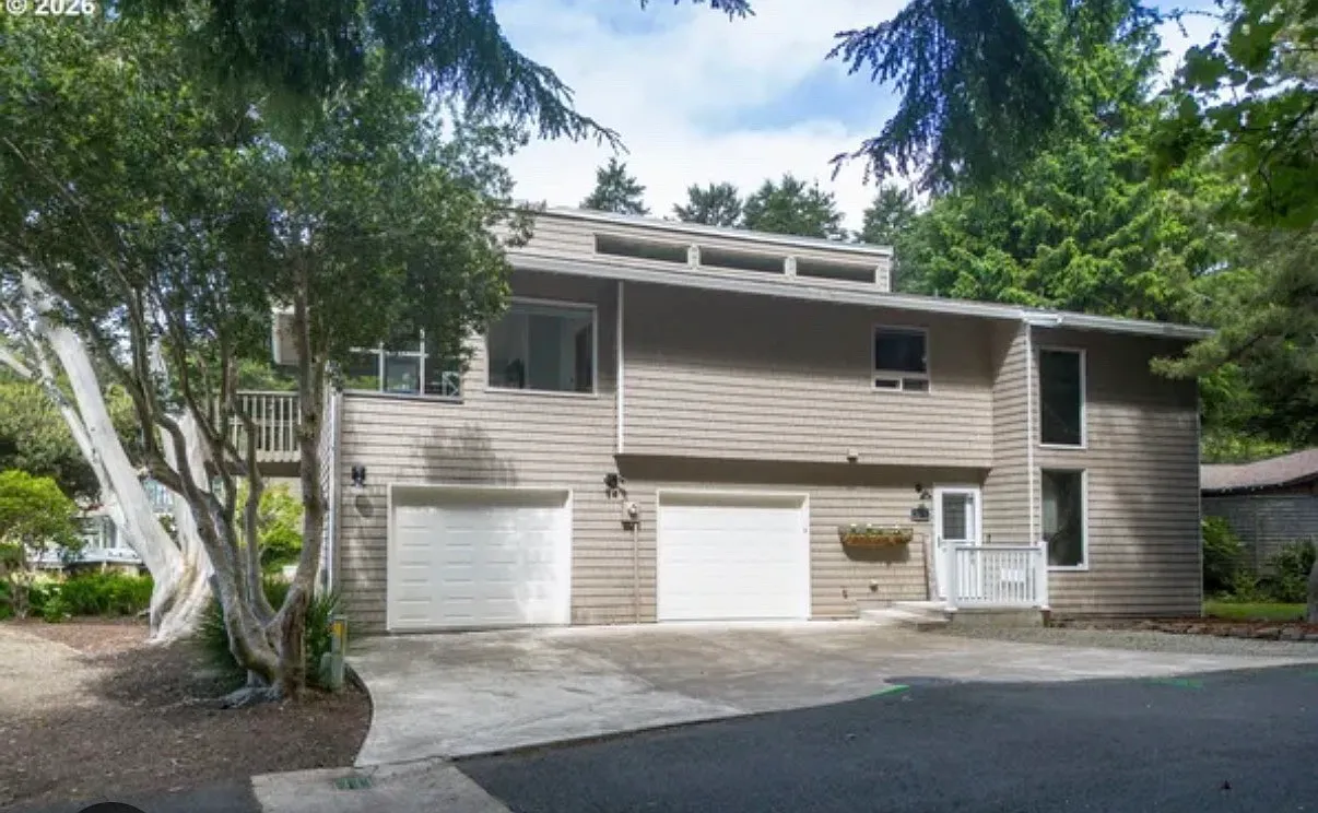 1253 NE East Lagoon Dr — Photo 1