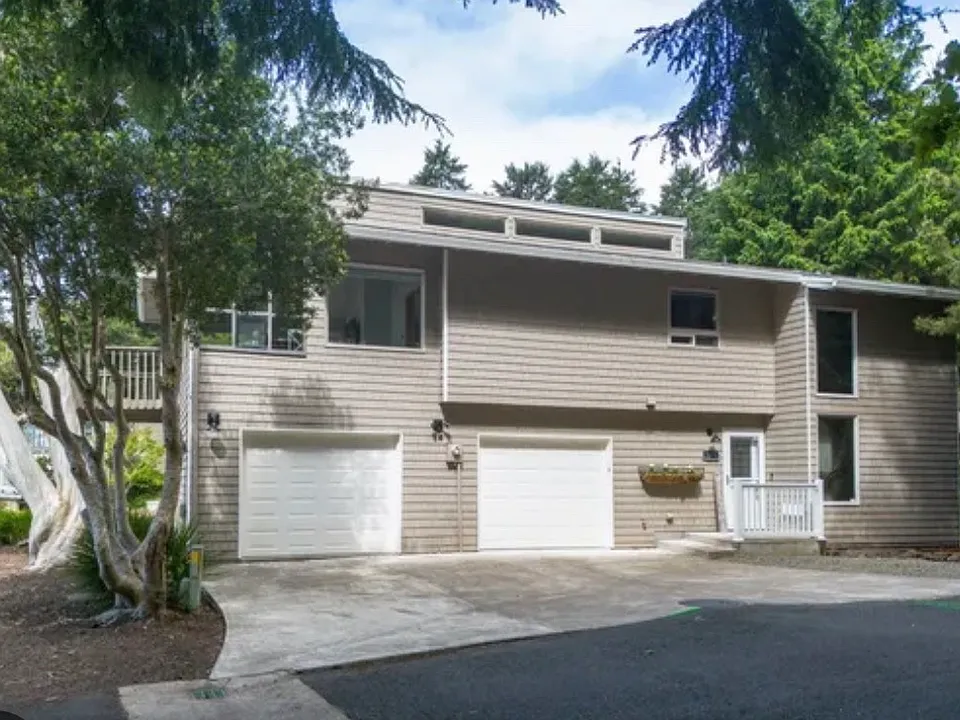 1253 NE East Lagoon Dr