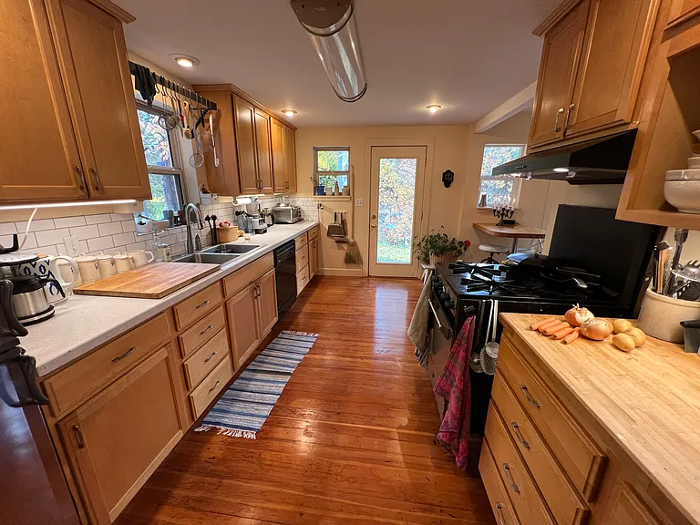 914 W 15th St — Photo 11