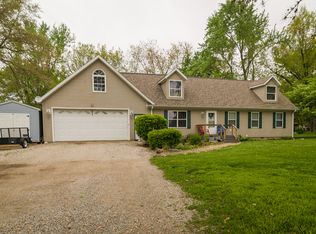 403 Buckles Grove Rd, Le Roy, IL 61752