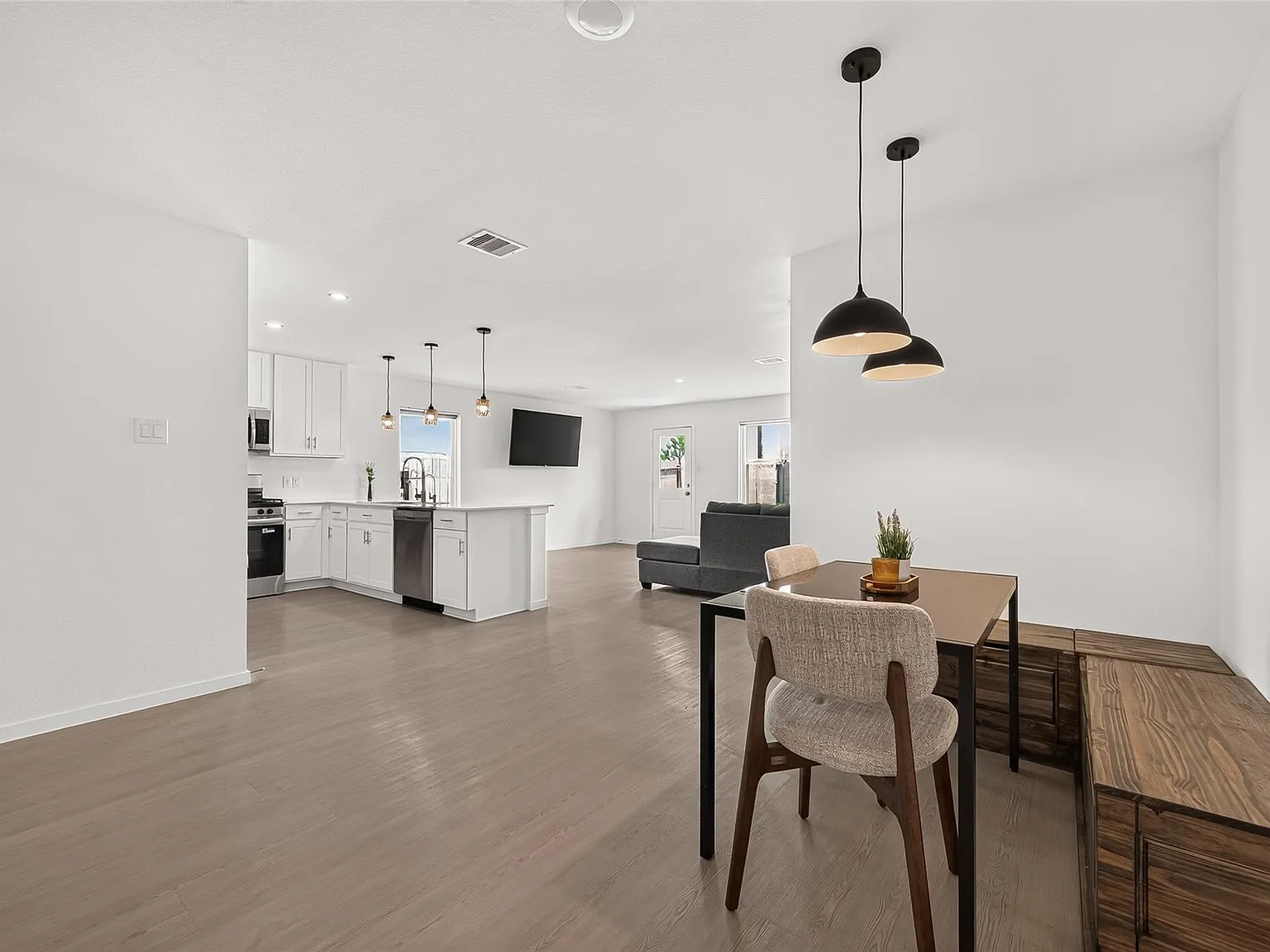 4 bed, 2.0 bath, 1760 sqft, $2,000 — Photo 4