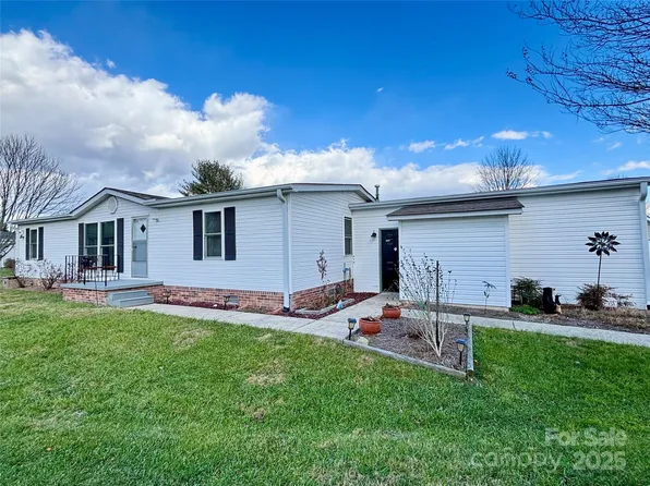 209 Red Birch Ct, Hendersonville, NC 28739