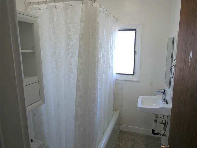 1458 E 33rd St #15 — Photo 4