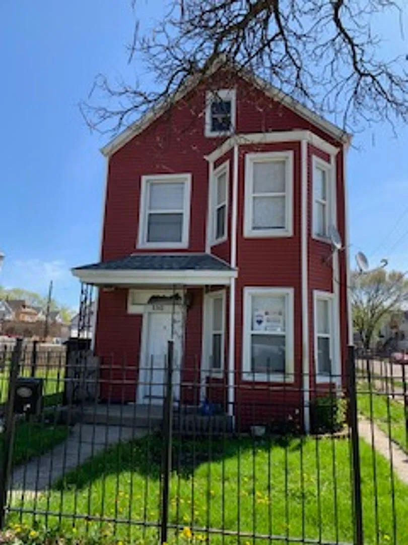 5243 S Hoyne Ave — Photo 1