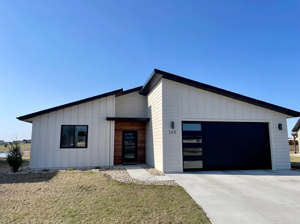 320 E Blue Bell Dr, Brookings, SD 57006