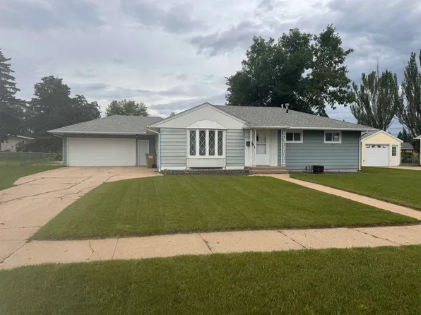 1820 5th St SW, Minot, ND 58701