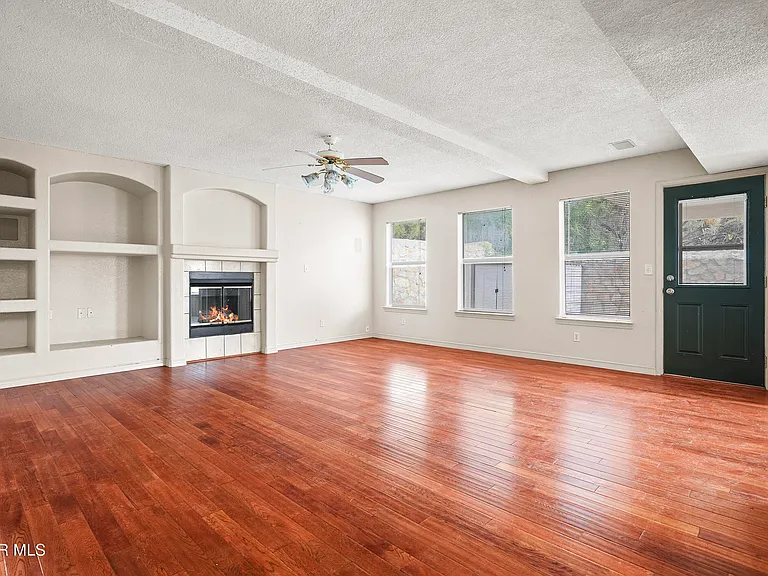 7481 Umbria Dr — Photo 23
