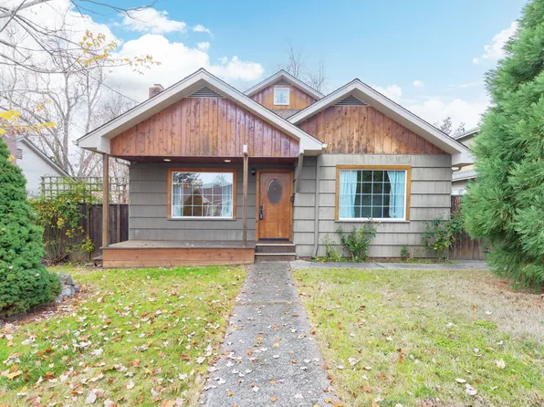 418 NE 11th St, Grants Pass, OR 97526