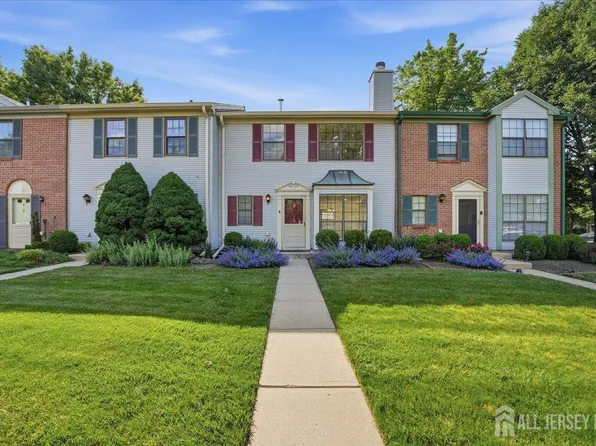 2 Veros Ln, Franklin Park, NJ 08823