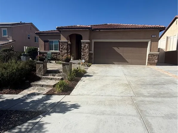 240 Country Club Dr, Calimesa, CA 92320