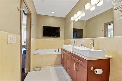 1500 W Huron St #C — Photo 11