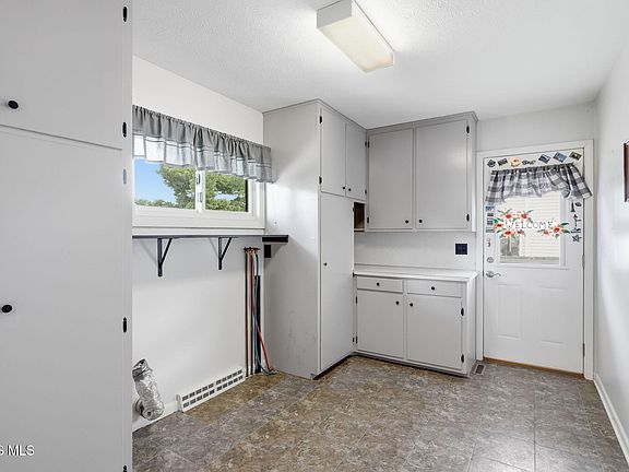 4th image of 219 Cherry Blossom Ln