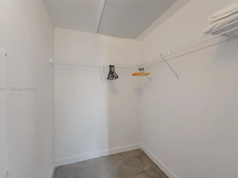 151 SE 1st St #3 — Photo 5